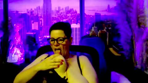 Snapshot of mollysun chatting on 06.19.26 MollySun Nina Randmann online show from 06.19.26