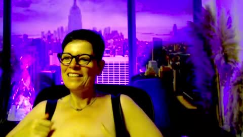 Snapshot of mollysun chatting on 07.15.26 MollySun Nina Randmann online show from 07.15.26