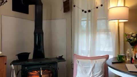 Mia  online show from 11.21.25