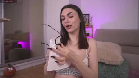 Mona Lisss online show from 10.15.25