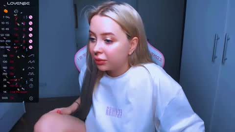 Snapshot of monalauu chatting on 01.29.25 online show from 01.29.25