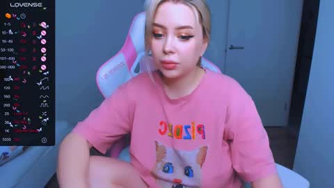 Snapshot of monalauu chatting on 02.10.25 online show from 02.10.25