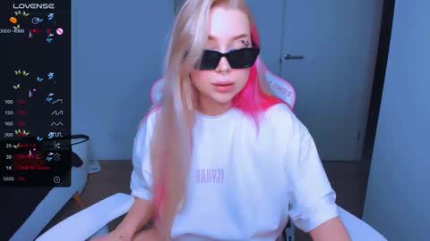 Snapshot of monalauu chatting on 03.11.25 online show from 03.11.25