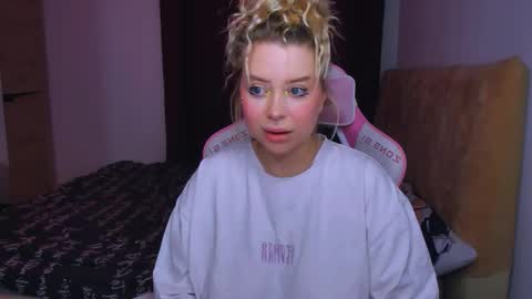 Snapshot of monalauu chatting on 09.30.25 online show from 09.30.25