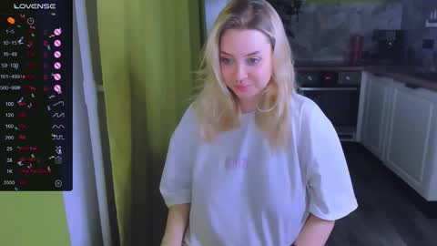 Snapshot of monalauu chatting on 11.22.25 online show from 11.22.25