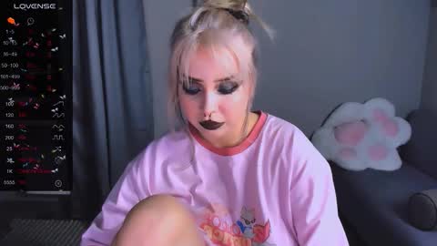 Snapshot of monalauu chatting on 11.29.25 online show from 11.29.25