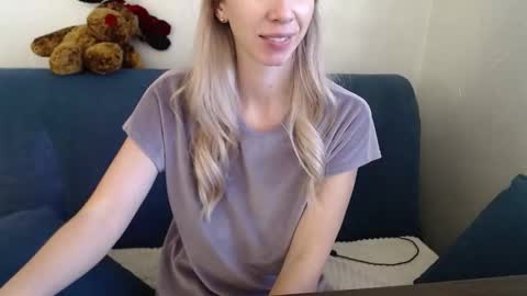 Snapshot of moni_chka chatting on 10.12.25 Moni online show from 10.12.25