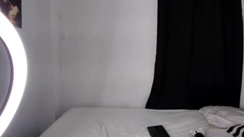 Snapshot of montes_juan chatting on 09.19.25 montes_juan online show from 09.19.25
