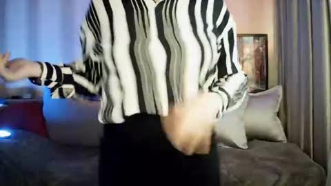 Snapshot of moodiemira chatting on 06.17.26 moodiemira online show from 06.17.26