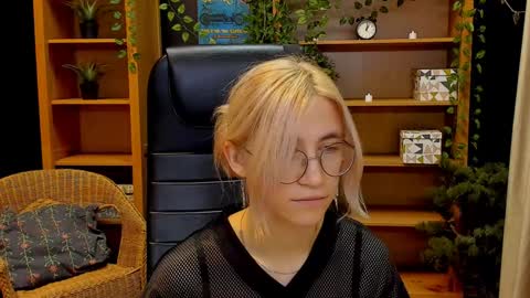 Snapshot of moon13152 chatting on 12.10.24 Katrin online show from 12.10.24