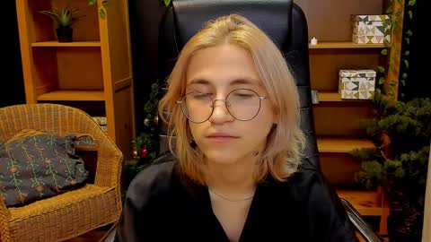 Snapshot of moon13152 chatting on 12.11.24 Katrin online show from 12.11.24