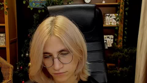 Snapshot of moon13152 chatting on 12.12.24 Katrin online show from 12.12.24