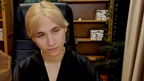 Snapshot of moon13152 chatting on 12.14.24 Katrin online show from 12.14.24