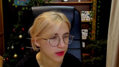 Snapshot of moon13152 chatting on 12.15.24 Katrin online show from 12.15.24