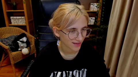 Snapshot of moon13152 chatting on 12.15.24 Katrin online show from 12.15.24