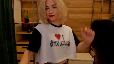 Snapshot of moon13152 chatting on 12.16.24 Katrin online show from 12.16.24
