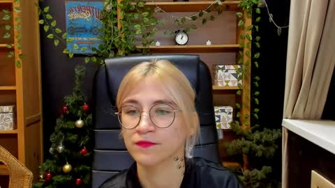 Snapshot of moon13152 chatting on 12.18.24 Katrin online show from 12.18.24