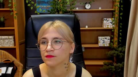 Snapshot of moon13152 chatting on 12.19.24 Katrin online show from 12.19.24