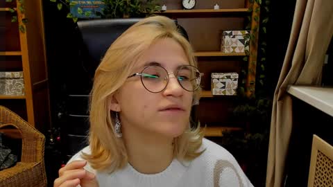 Snapshot of moon13152 chatting on 12.21.24 Katrin online show from 12.21.24