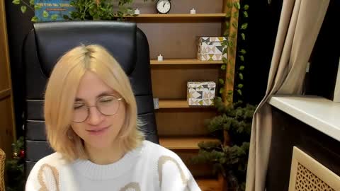 Snapshot of moon13152 chatting on 12.21.24 Katrin online show from 12.21.24