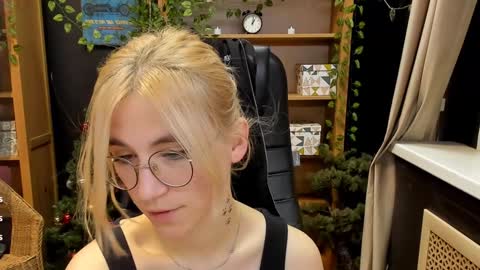 Snapshot of moon13152 chatting on 12.21.24 Katrin online show from 12.21.24