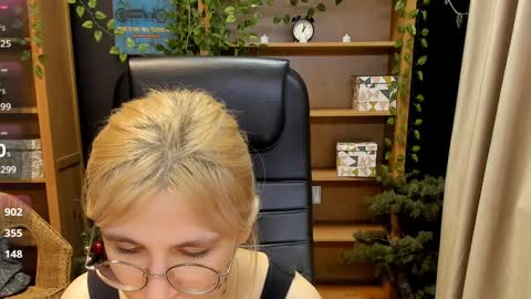 Snapshot of moon13152 chatting on 12.22.24 Katrin online show from 12.22.24