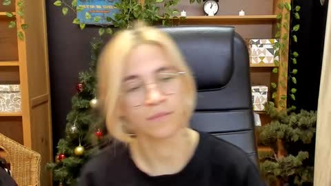 Snapshot of moon13152 chatting on 12.23.24 Katrin online show from 12.23.24
