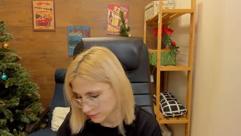 Snapshot of moon13152 chatting on 12.25.24 Katrin online show from 12.25.24