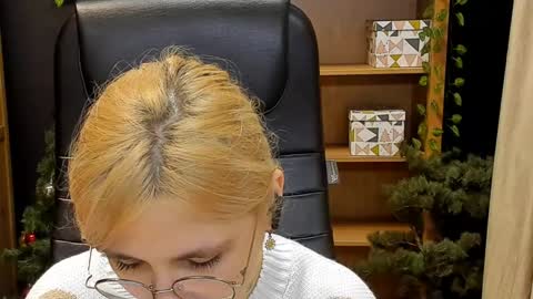 Snapshot of moon13152 chatting on 12.26.24 Katrin online show from 12.26.24