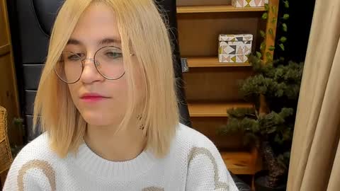 Snapshot of moon13152 chatting on 12.26.24 Katrin online show from 12.26.24