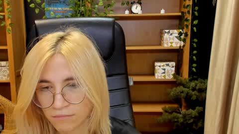 Snapshot of moon13152 chatting on 12.26.24 Katrin online show from 12.26.24