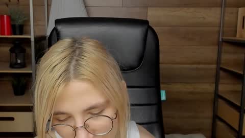 Snapshot of moon13152 chatting on 12.28.24 Katrin online show from 12.28.24