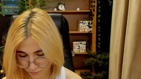 Snapshot of moon13152 chatting on 12.31.24 Katrin online show from 12.31.24