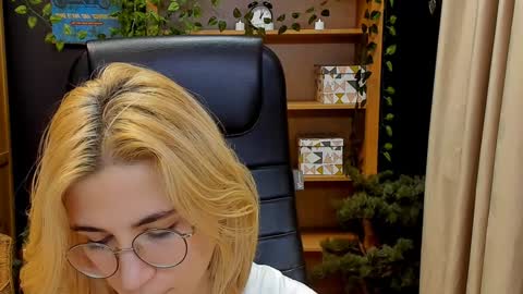 Snapshot of moon13152 chatting on 01.04.25 Katrin online show from 01.04.25