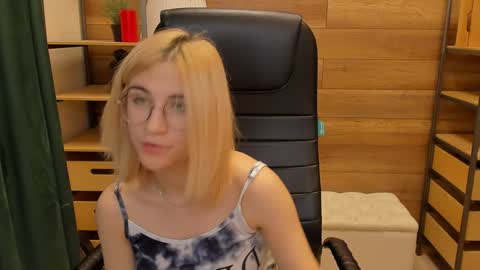 Snapshot of moon13152 chatting on 01.09.25 Katrin online show from 01.09.25
