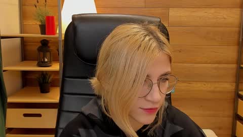 Snapshot of moon13152 chatting on 01.11.25 Katrin online show from 01.11.25