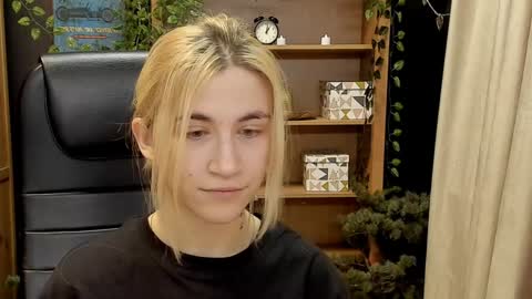 Snapshot of moon13152 chatting on 01.19.25 Katrin online show from 01.19.25
