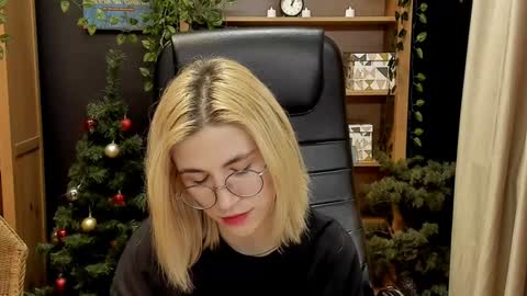 Snapshot of moon13152 chatting on 01.19.25 Katrin online show from 01.19.25