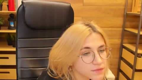 Snapshot of moon13152 chatting on 01.22.25 Katrin online show from 01.22.25