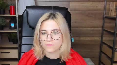 Snapshot of moon13152 chatting on 01.23.25 Katrin online show from 01.23.25