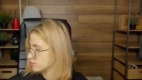 Snapshot of moon13152 chatting on 01.23.25 Katrin online show from 01.23.25