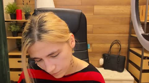Snapshot of moon13152 chatting on 01.27.25 Katrin online show from 01.27.25