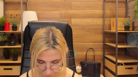 Snapshot of moon13152 chatting on 01.28.25 Katrin online show from 01.28.25