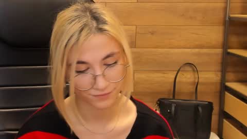 Snapshot of moon13152 chatting on 01.28.25 Katrin online show from 01.28.25