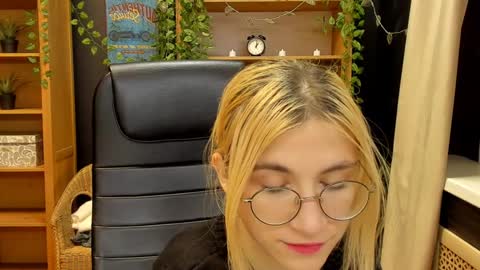Snapshot of moon13152 chatting on 02.01.25 Katrin online show from 02.01.25
