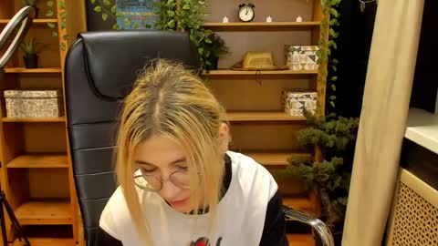 Snapshot of moon13152 chatting on 02.02.25 Katrin online show from 02.02.25