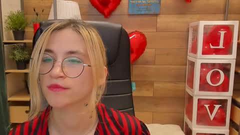 Snapshot of moon13152 chatting on 02.19.25 Katrin online show from 02.19.25