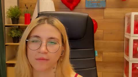 Snapshot of moon13152 chatting on 02.20.25 Katrin online show from 02.20.25