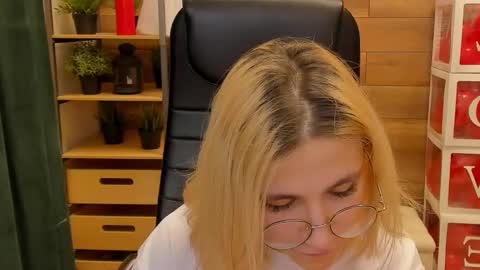 Snapshot of moon13152 chatting on 02.21.25 Katrin online show from 02.21.25