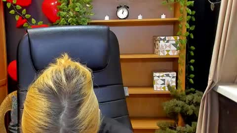 Snapshot of moon13152 chatting on 02.24.25 Katrin online show from 02.24.25